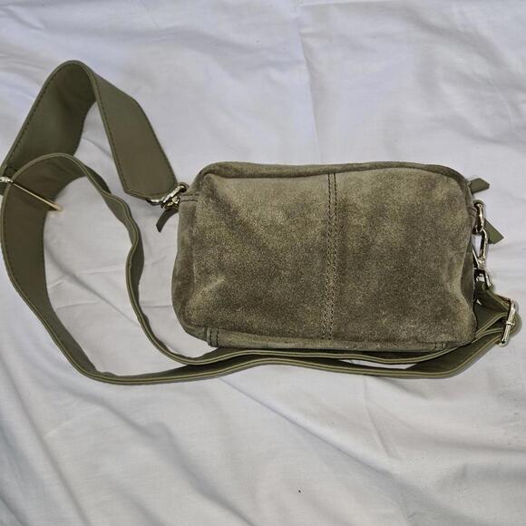 ASOS DESIGN suede multi pocket camera crossbody bag in khaki-Green - Picture 4 of 8
